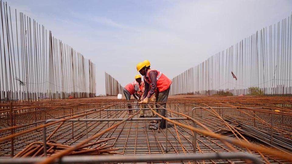 Homem trabalhando em construção